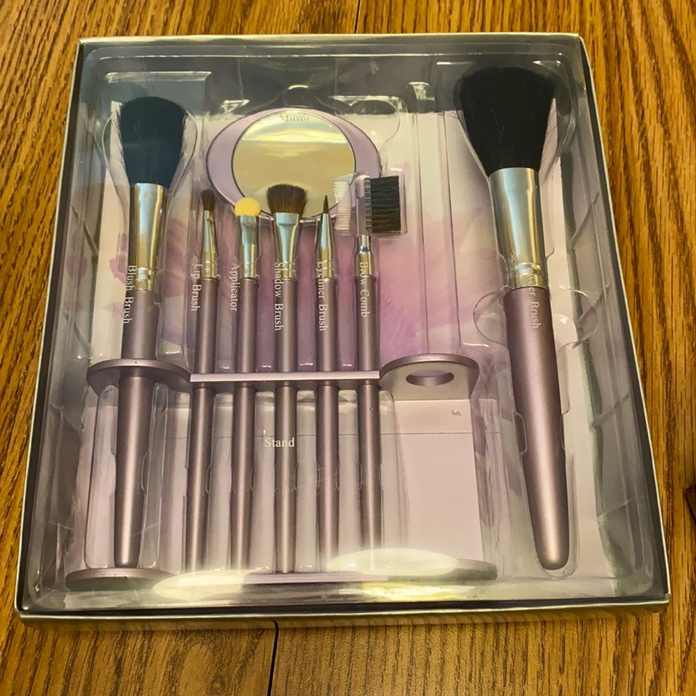 New Makeup Brush Set w/ Stand